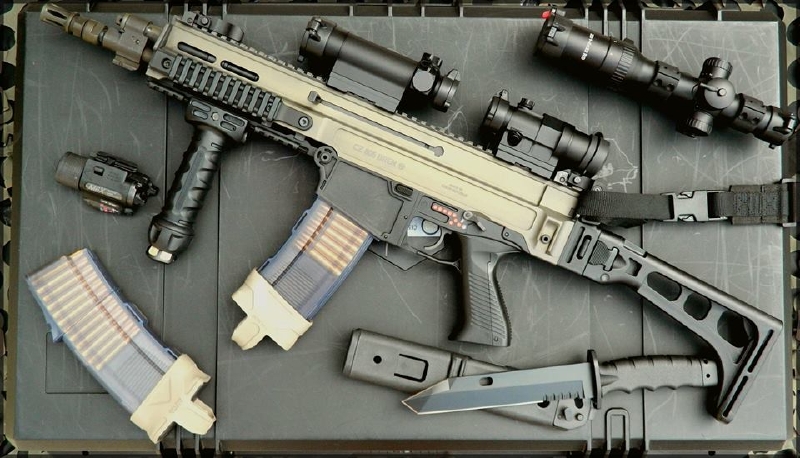 Česká armáda by měla lépe spolupracovat se zbrojaři. Na snímku CZ 805 BREN.