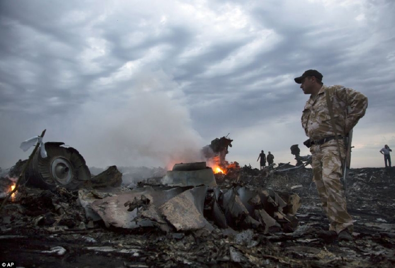 Na místě tragédie MH17.