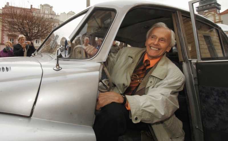 Legendární cestovatel Miroslav Zikmund kopie Tatry 87 (2007). Legendární cestovatel Miroslav Zikmund kopie Tatry 87 (2007).