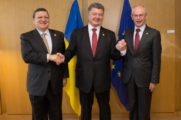 Příliš drahé spojenectví? Zleva Barroso, Porošenko a Rompuy.