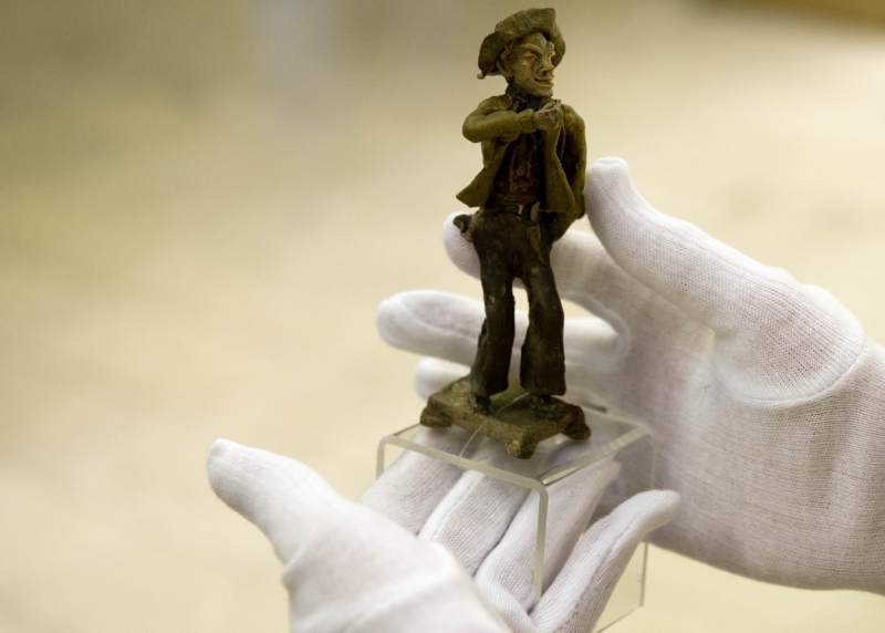 Figurka tuláka, kterou z chlebové střídy vytvořil ve vězení pozdější prezident Antonín Zápotocký. Figurka tuláka, kterou z chlebové střídy vytvořil ve vězení pozdější prezident Antonín Zápotocký.