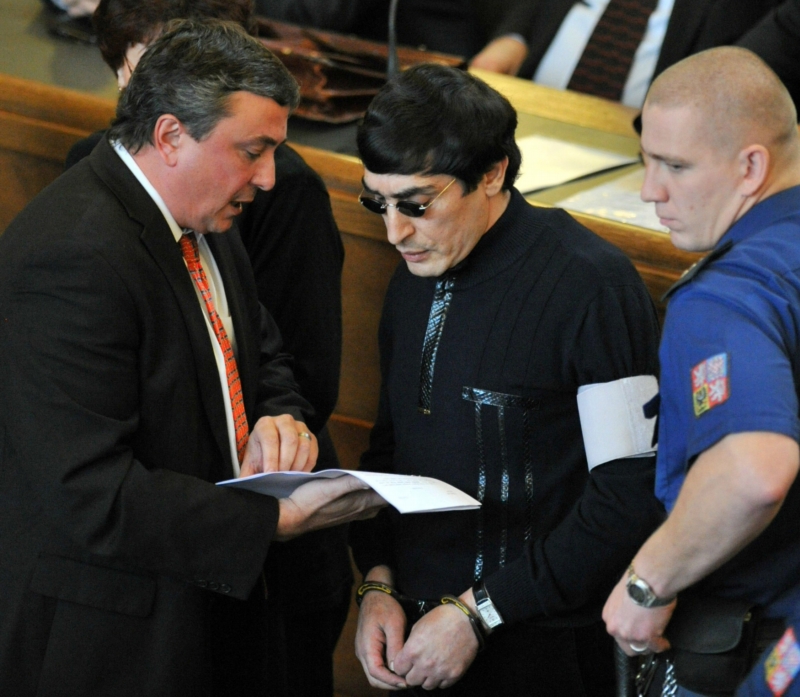 Andranik Soghojan (uprostřed) byl nejprve dvakrát osvobozen, odsoudil jej až jiný soudce.
