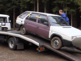 Auto, ve kterém chtěl Tomeš ženu zapálit.
