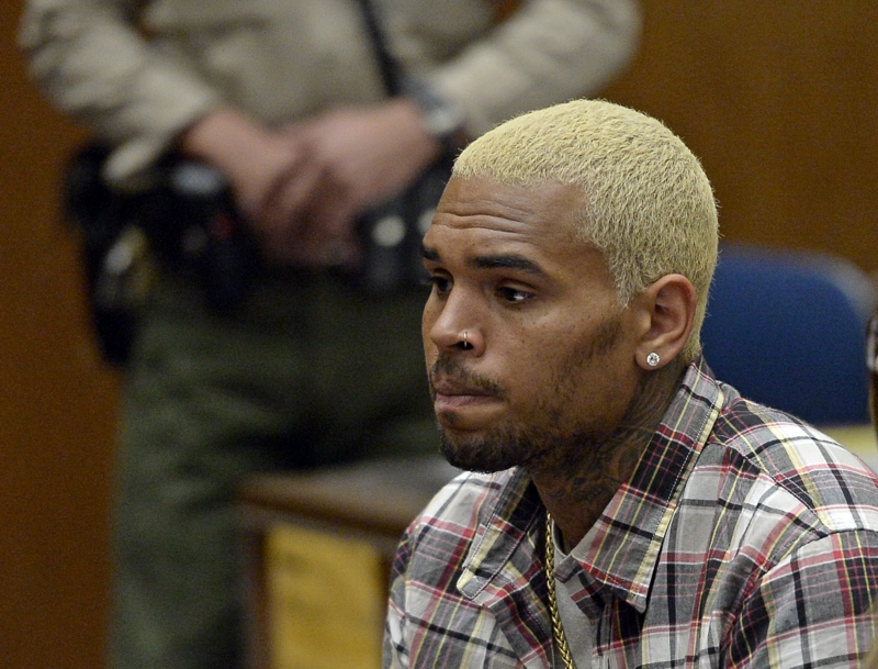 Násilník Chris Brown.