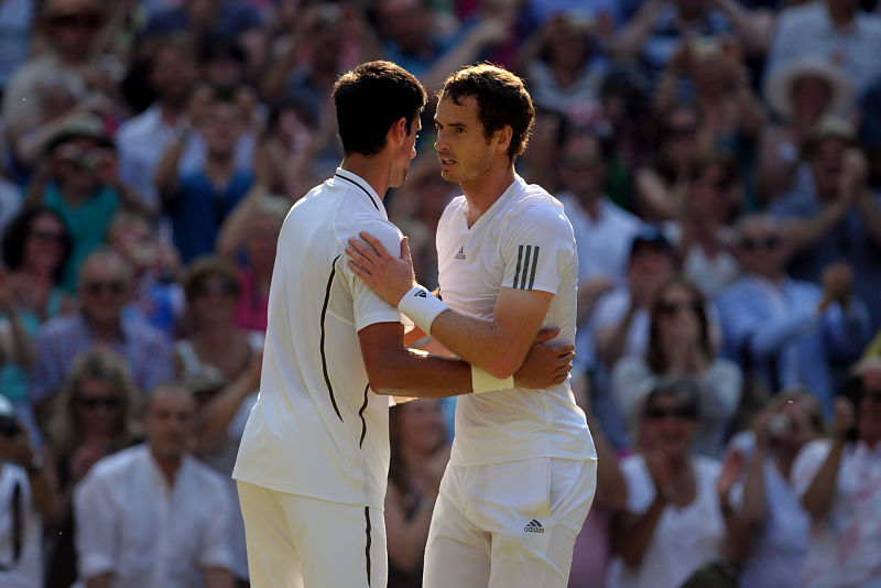 Murray s Djokovičem (vlevo) ve finále Wimbledonu v roce 2013. Murray s Djokovičem (vlevo) ve finále Wimbledonu v roce 2013.