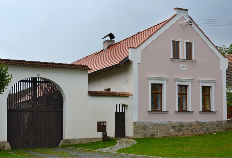 Stabilní střecha z klasických střešních tašek může sloužit i několik generací.