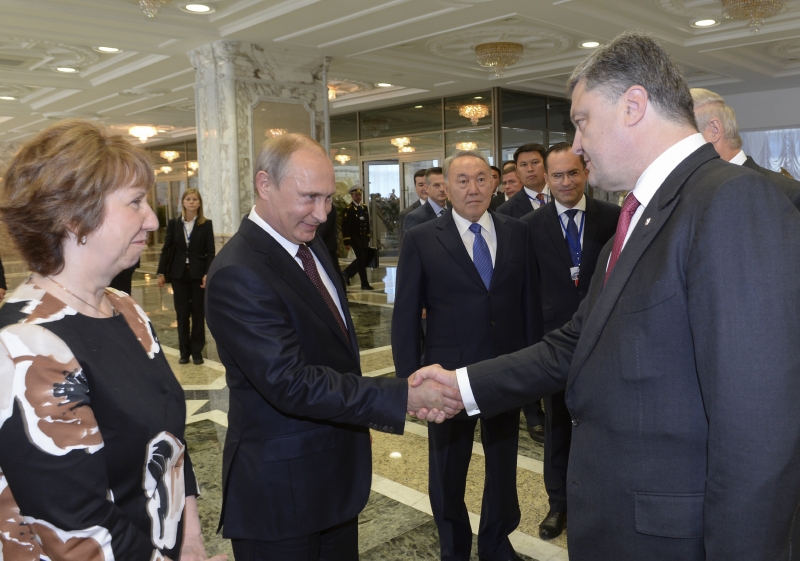 Putin (vlevo) si podává ruku s Porošenkem při jednání v Minsku.