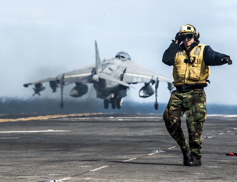 AV-8B Harrier II startuje k útoku na pozice IS (ilustrační foto).