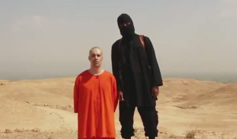 Poprava novináře Jamese Foleyho. Popravčím byl islamista s britským pasem.