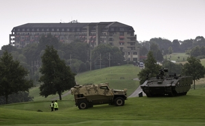 Střežené místo konání summitu NATO.