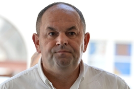 Předseda Fotbalové asociace ČR Miroslav Pelta nepropadá panice.