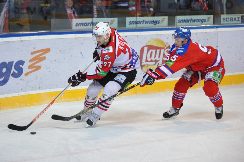 Hokejový útočník Jan Kolář (vlevo). Hokejový útočník Jan Kolář (vlevo).