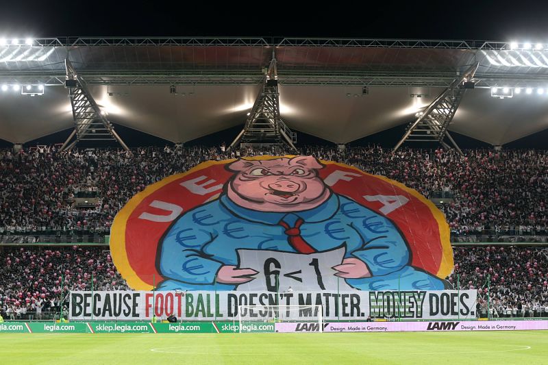Transparent, kterým fanoušci kritizovali UEFA, a za který klub zaplatí pokutu 2 miliony. Transparent, kterým fanoušci kritizovali UEFA, a za který klub zaplatí pokutu 2 miliony.