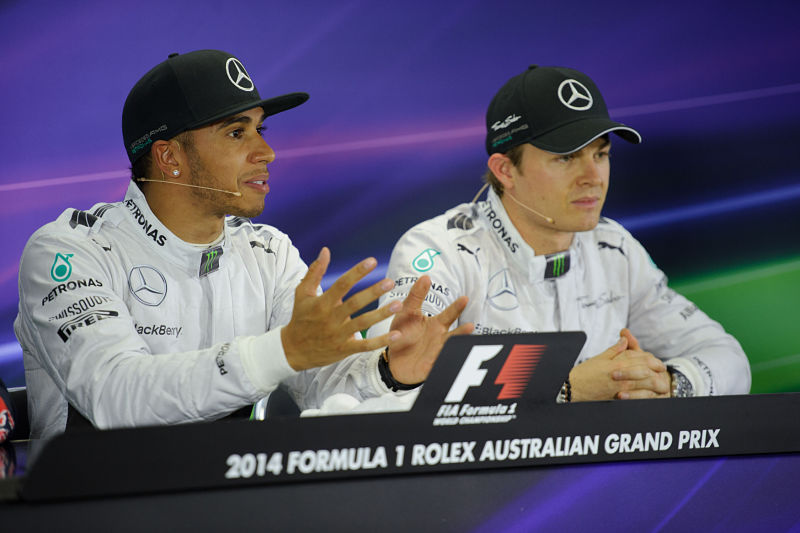 Piloti stáje Mercedes zleva Lewis Hamilton a Nico Rosberg udělali za kolizí v Belgii tlustou čáru. Piloti stáje Mercedes zleva Lewis Hamilton a Nico Rosberg udělali za kolizí v Belgii tlustou čáru.