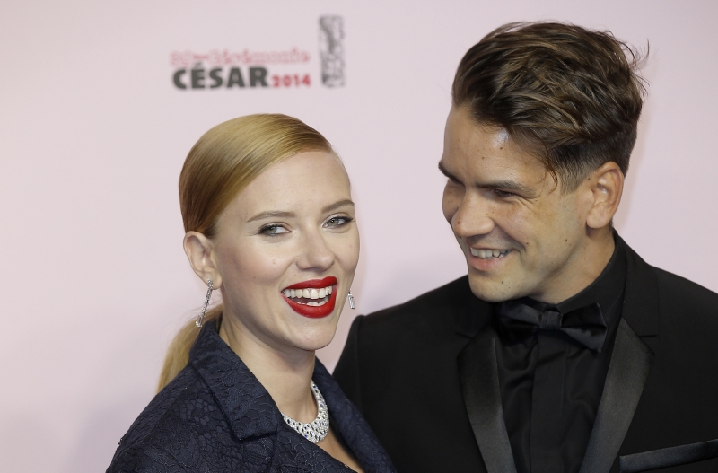 Scarlett už je maminkou.