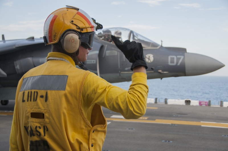 Harrier startuje z letadlové lodi USA.