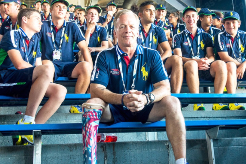 Válečný veterán Todd Reed sbírá míčky na US Open.