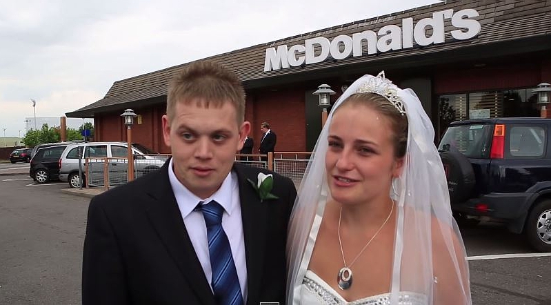 Asherovi oslavili svůj sňatek v bristolském McDonaldu. Bez alkoholu.