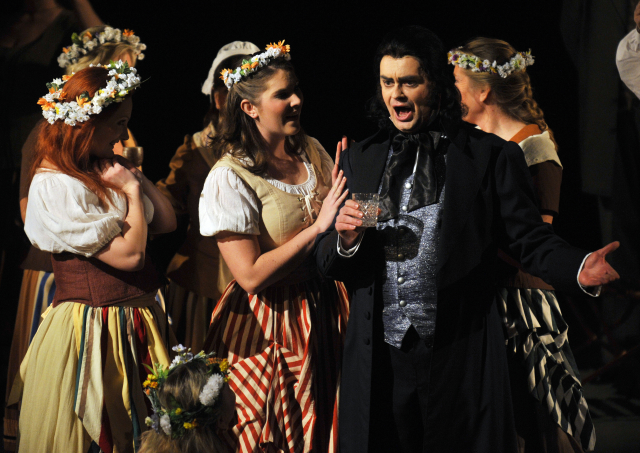 Moravské divadlo v Olomouci rozšíří herci ze zahraničí. Na snímku záběr z operety Franze Lehára Paganini.