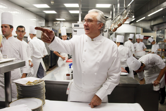 Alain Ducasse diriguje tým kuchařů.