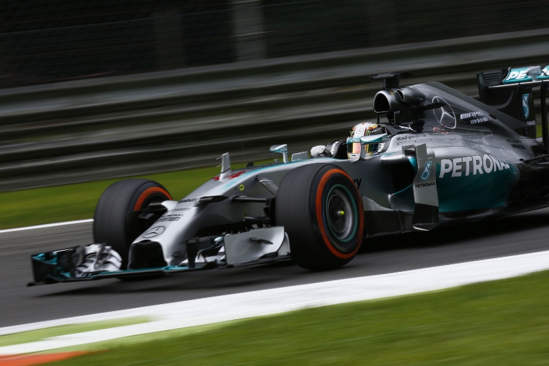 Lewis Hamilton bude v italské Monze startovat z prvního místa. Udrží ho?