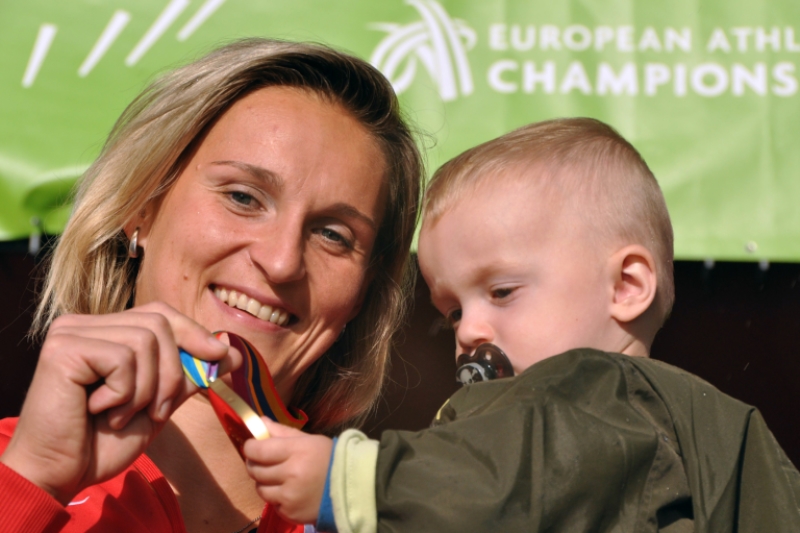 Barbora Špotáková se svým potomkem.