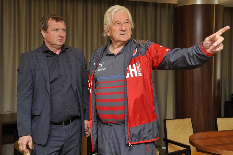  Na snímku trenér Pavel Vrba (vlevo) a Karel Brückner, nynější konzultant reprezentace a bývalý úspěšný kouč národního celku.