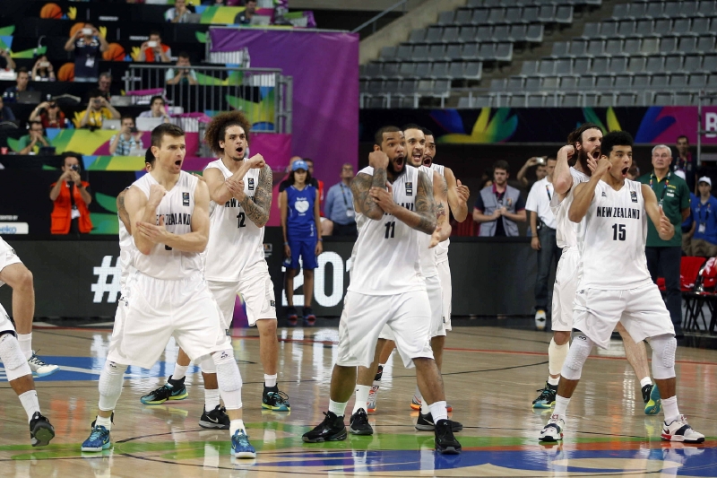 Tradiční bojový tanec Haka v podání basketbalistů Nového Zélandu.