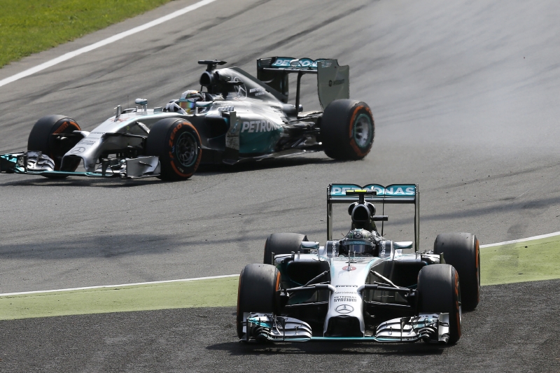 Hamilton předjíždí v Monze chybujícího kolegu. 