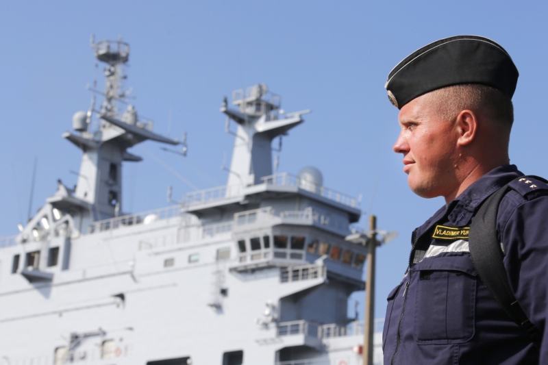 Ruský námořník stojí před lodí Mistral v přístavu Saint-Nazaire v západní Francii (na snímku z 5. září 2014). Ruský námořník stojí před lodí Mistral v přístavu Saint-Nazaire v západní Francii (na snímku z 5. září 2014).