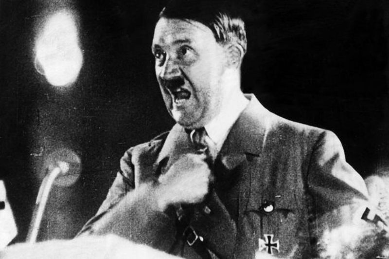 Adolf Hitler při jednom ze svých projevů.