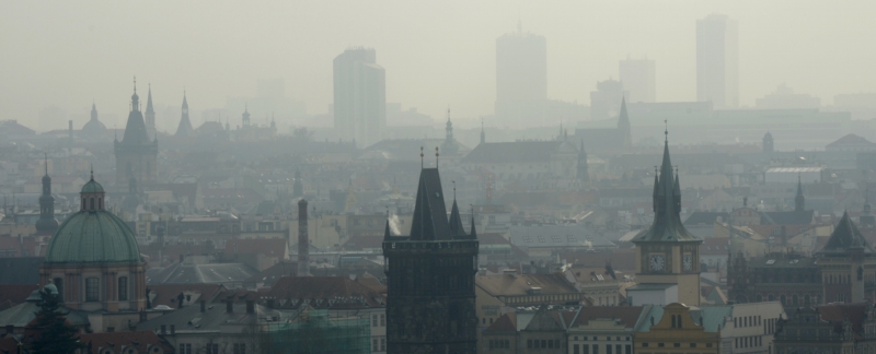 Prahu trápí smog. Znečištění se může podílet na vzniku vážných nemocí.