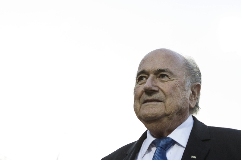 Předseda FIFA Sepp Blatter chce ve fotbale zavést něco podobného jako tenisové "jestřábí oko". Předseda FIFA Sepp Blatter chce ve fotbale zavést něco podobného jako tenisové "jestřábí oko".