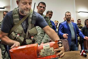 Separatisté předávají černé skříňky malajsijským vyšetřovatelům.