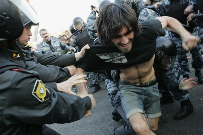 Policie zasahuje proti demonstrantům po zvolení Putina prezidentem roku 2012.