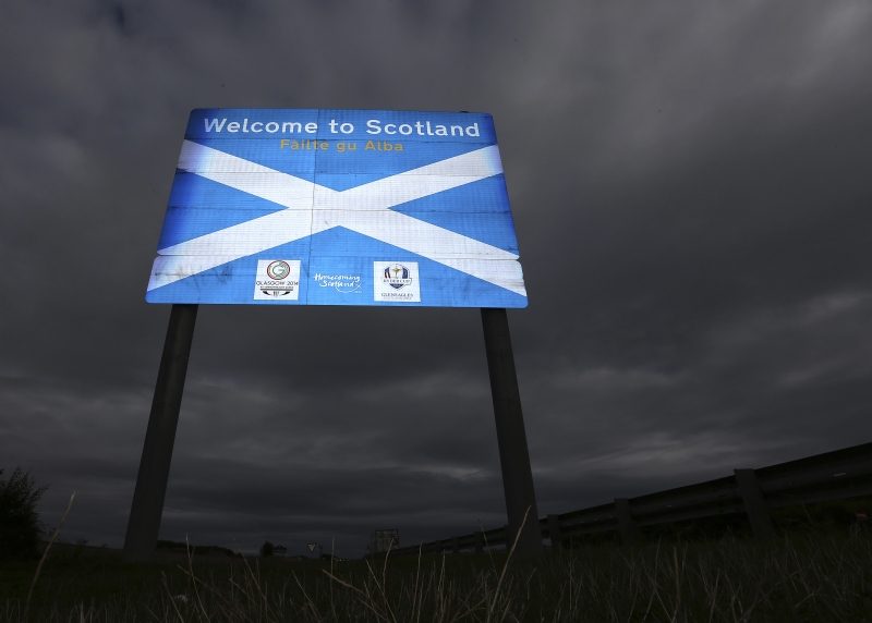 Nezávislé Skotsko vítá motoristy u Berwick Upon Tweed.