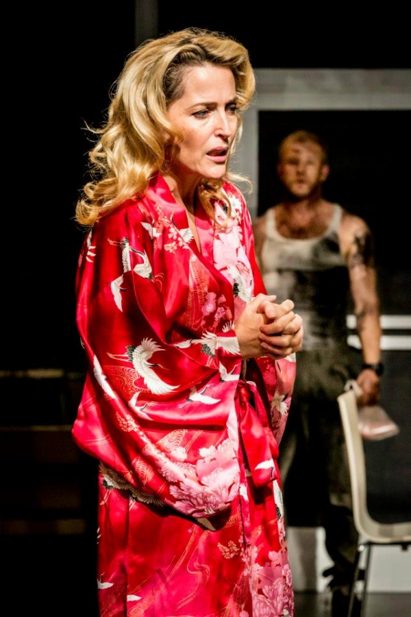 Gillian Andersonová v roli Blanche DuBoisové v představení "Tramvaj do stanice touha". Gillian Andersonová v roli Blanche DuBoisové v představení "Tramvaj do stanice touha".