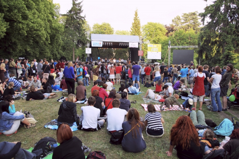 Festival Mezi Ploty se koná každoročně v areálu Psychiatrické léčebny Bohnice v Praze. Festival Mezi Ploty se koná každoročně v areálu Psychiatrické léčebny Bohnice v Praze.