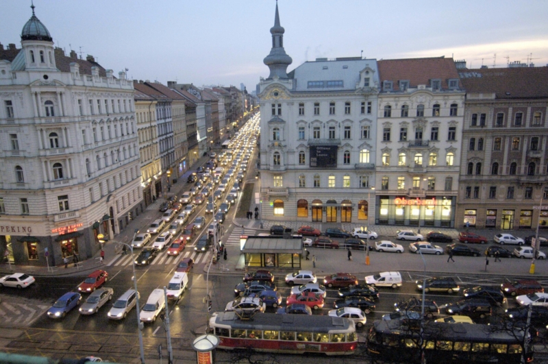 Ucpaná křižovatka ulic Legerova a Jugoslávská v centru Prahy.