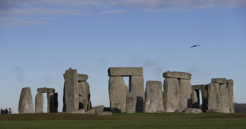 V knihách spisovatelky Mary Stewartové ležel pod Stonehenge hrob krále Ambrosia.