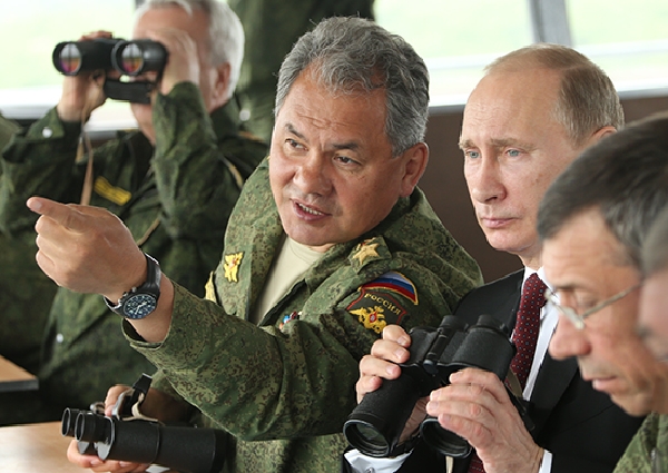 Ministr Šojgu a prezident Putin na manévrech.