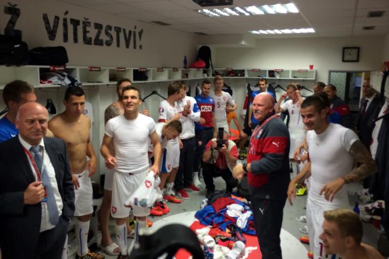 Křepčení českých fotbalistů po vítězství nad Nizozemskem.