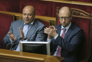 Ukrajinský min. energetiky Prodan a premiér Jaceňuk.