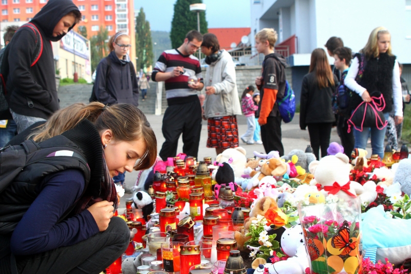Před základní školou vzniklo pietní místo. Před základní školou vzniklo pietní místo.