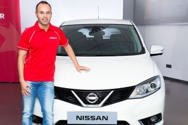 Fotbalová hvězda Andrés Iniesta u Nissanu Pulsar.