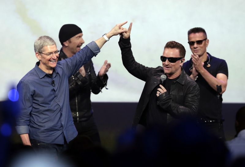 Tim Cook a Bono z U2 oznámili vydání nové desky zároveň s prezentací nových Apple produktů.