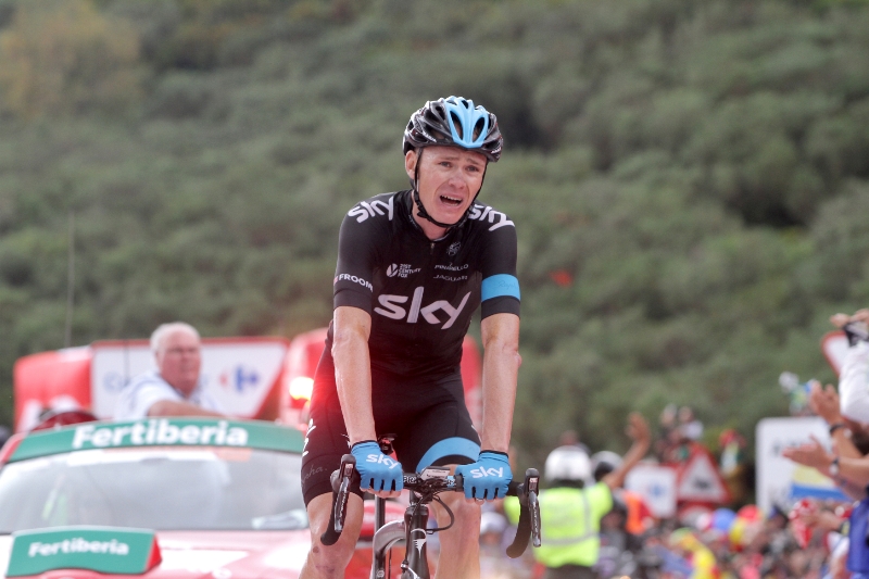 Britský cyklista Christopher Froome se dotahuje na vedoucího Contadora.
