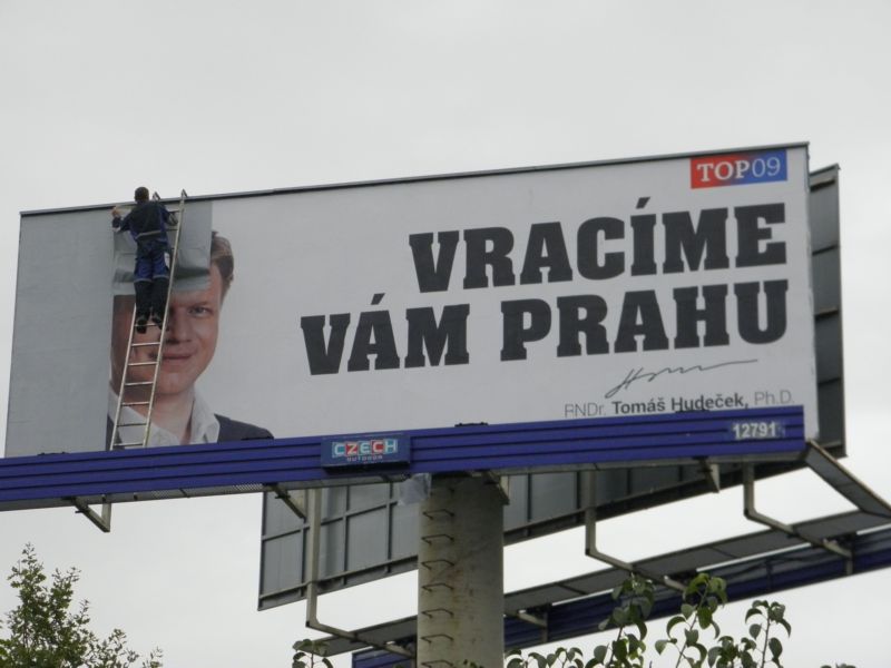 Provozovatelé přelepili volební plakáty TOP 09 bílým papírem. Provozovatelé přelepili volební plakáty TOP 09 bílým papírem.
