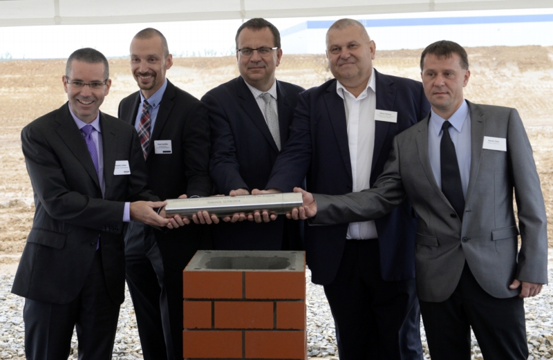 Zleva: viceprezident společnosti Amazon pro Evropu Timothy Collins, Pavel Sovička ze společnosti Panattoni Europe, ministr průmyslu a obchodu Jan Mládek, hejtman Středočeského kraje Miloš Petera a starosta Dobrovíze Martin Šafr uložili pamětní listy u příležitosti slavnostního zahájení stavby. Zleva: viceprezident společnosti Amazon pro Evropu Timothy Collins, Pavel Sovička ze společnosti Panattoni Europe, ministr průmyslu a obchodu Jan Mládek, hejtman Středočeského kraje Miloš Petera a starosta Dobrovíze Martin Šafr uložili pamětní listy u příležitosti slavnostního zahájení stavby.