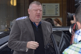 Ivo Rittig přichází na policejní služebnu k výslechu v kauze Nagyové.